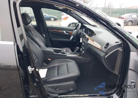 2012 Mercedes-Benz C 300 Sport 4Matic z USA, uszkodzony, nr VIN WDDGF8BB9CR233312